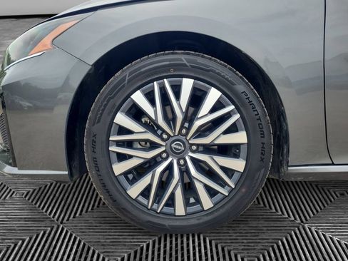 Used 2024 Nissan Altima 2.5 SV FWD image 14