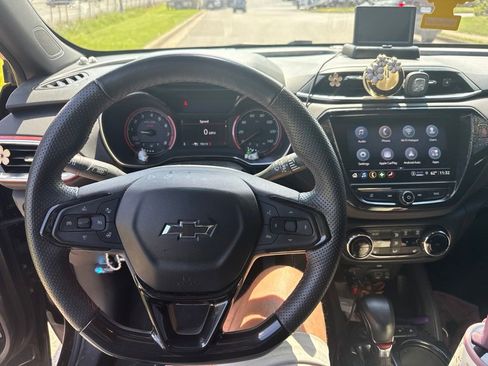 Used 2022 Chevrolet TrailBlazer RS w/ Sun and Liftgate Package FWD image 7