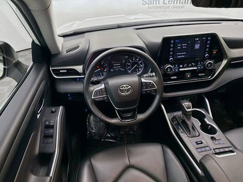 Used 2021 Toyota Highlander XLE image 22