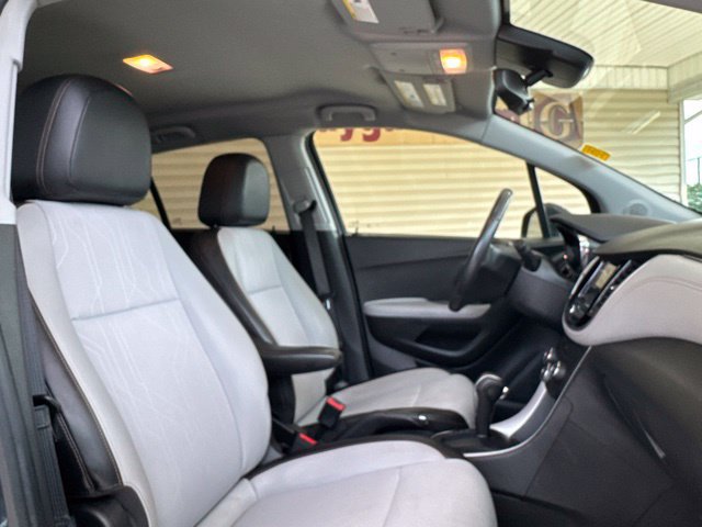 Used 2022 Chevrolet Trax LT w/ LT Convenience Package AWD/4WD image 26