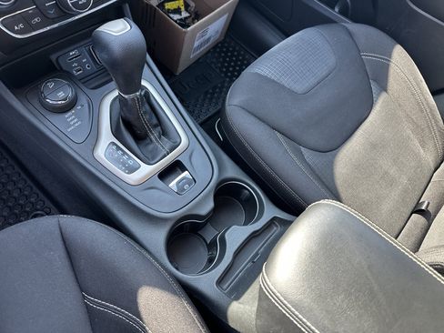 Used 2015 Jeep Cherokee Latitude w/ Comfort/Convenience Group image 32