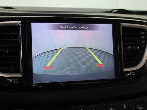 Used 2021 Chrysler Pacifica Touring-L FWD image 6