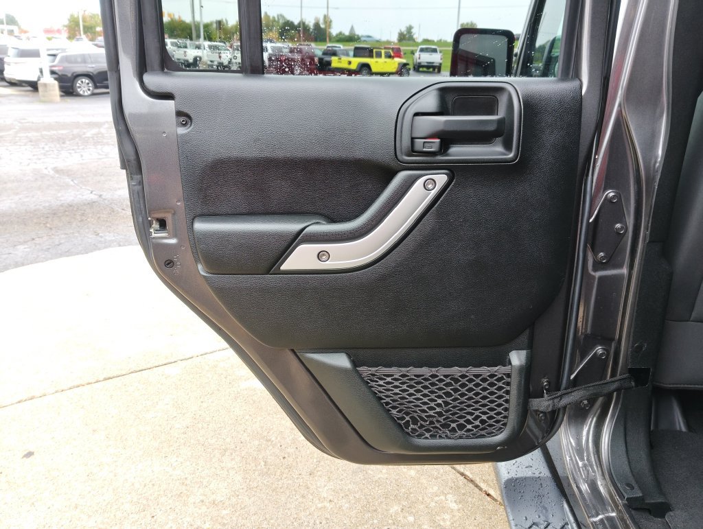 Used 2018 Jeep Wrangler Unlimited Sahara w/ Connectivity Group AWD/4WD image 10