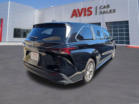 Used 2025 Toyota Sienna LE image 6
