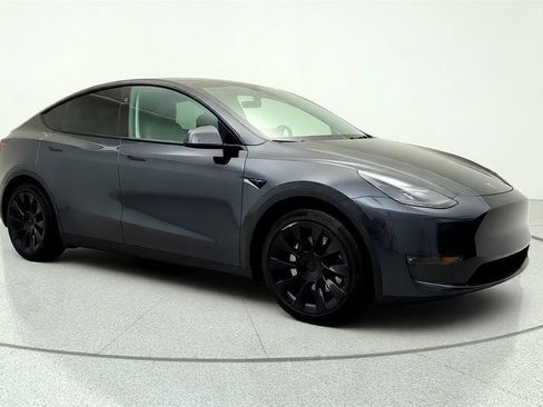 Used 2024 Tesla Model Y Long Range AWD/4WD image 3