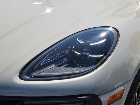 Certified 2023 Porsche Macan S AWD/4WD image 34
