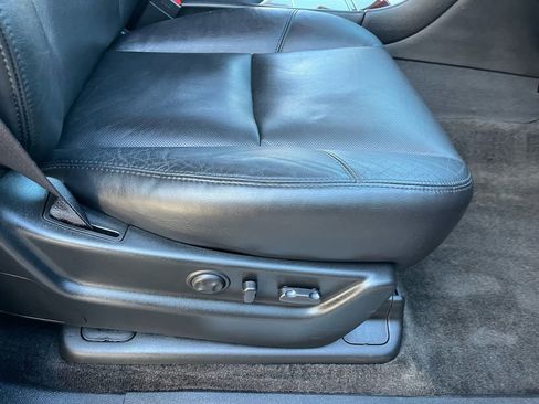 Used 2011 Cadillac Escalade Luxury image 24