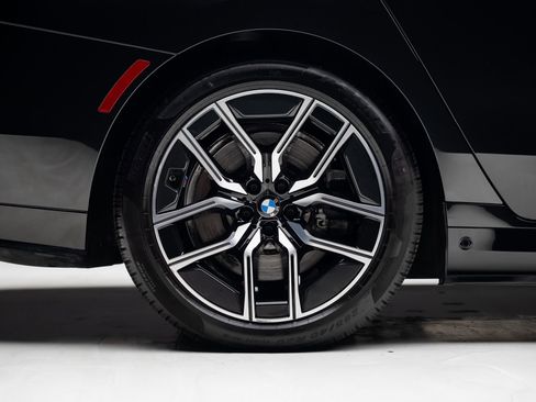 Used 2023 BMW i7 xDrive60 w/ Executive Package 2 AWD/4WD image 38