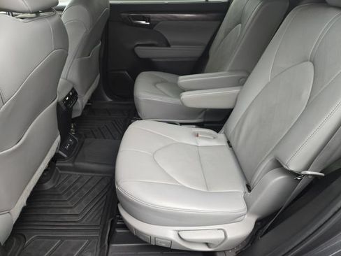 Used 2023 Toyota Highlander Platinum FWD image 15