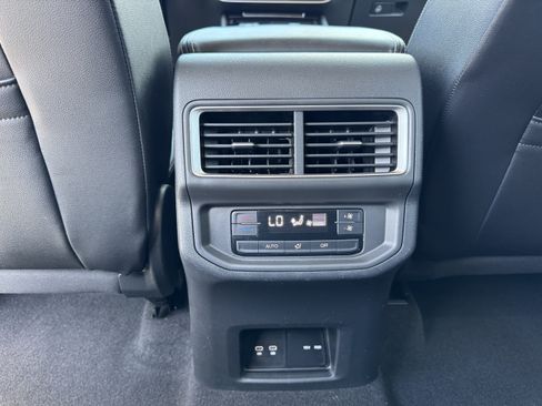Used 2024 Volkswagen Atlas SE FWD image 31