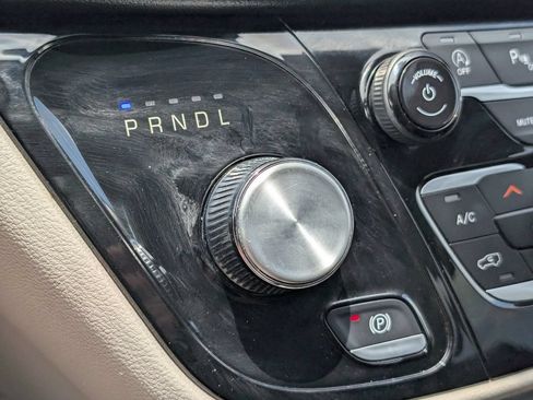 Used 2023 Chrysler Pacifica Touring-L FWD image 18