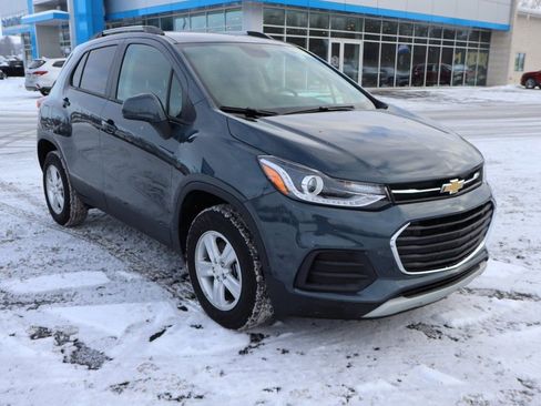 Used 2022 Chevrolet Trax LT w/ LT Convenience Package image 2