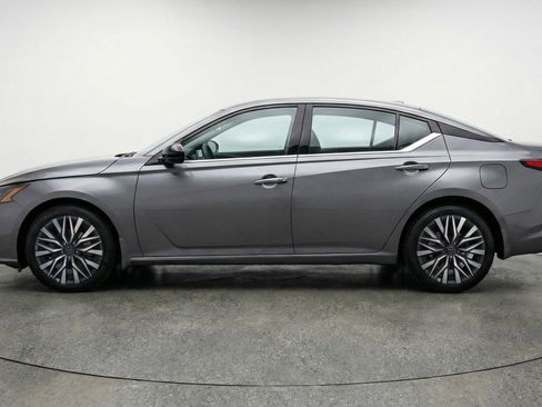 Used 2025 Nissan Altima 2.5 SV FWD image 5