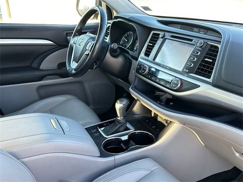 Used 2017 Toyota Highlander XLE image 7