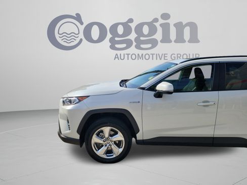 Used 2021 Toyota RAV4 XLE Premium AWD/4WD image 29
