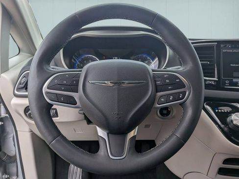 Used 2024 Chrysler Pacifica Touring-L FWD image 17