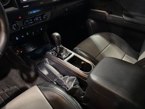 Used 2022 Toyota Tacoma TRD Sport w/ Technology Package image 27