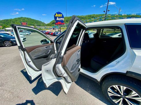 Used 2022 Nissan Rogue SV FWD image 14