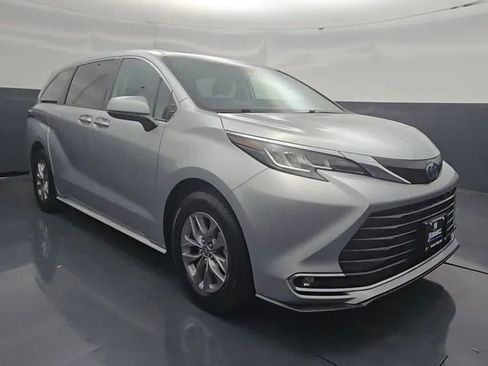 Used 2022 Toyota Sienna XLE AWD/4WD image 2