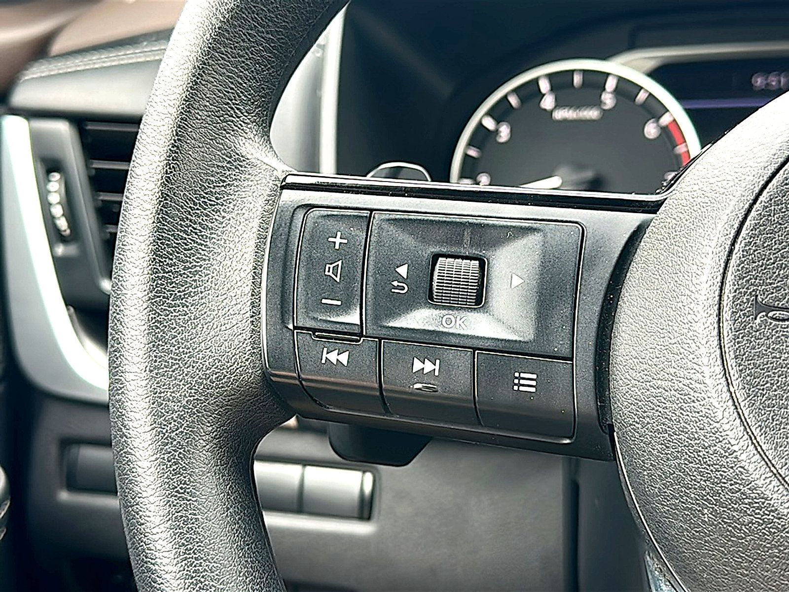 Used 2023 Nissan Rogue SV FWD image 29