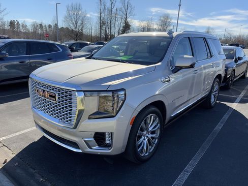 Used 2023 GMC Yukon Denali w/ Denali Reserve Package image 12