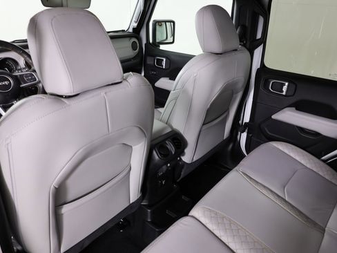 Used 2022 Jeep Wrangler Unlimited Sahara image 45