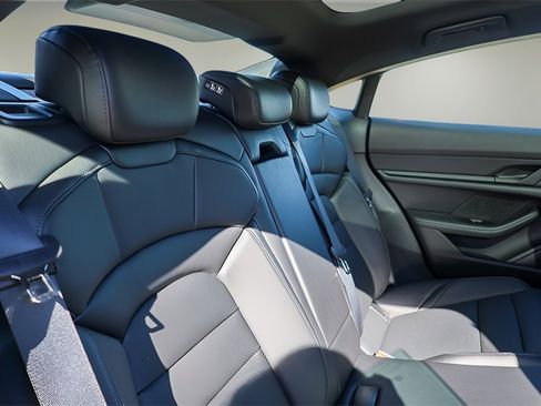 Used 2022 Porsche Taycan image 19
