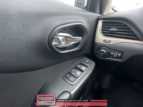 Used 2017 Jeep Cherokee Latitude w/ Comfort & Sound Group image 17