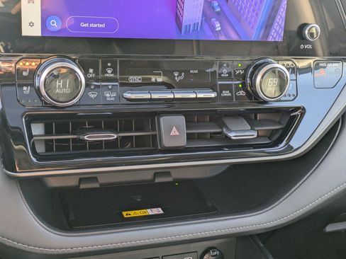 Used 2023 Toyota Highlander Limited image 24