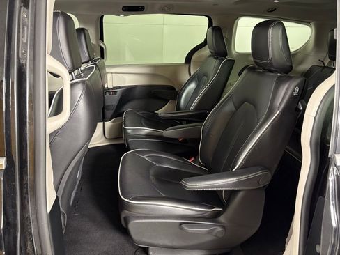 Used 2023 Chrysler Pacifica Limited image 38