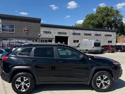 Used 2018 Jeep Cherokee Trailhawk AWD/4WD image 8