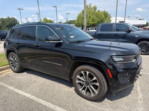 Used 2022 Jeep Grand Cherokee Overland w/ Luxury Tech Group IV AWD/4WD image 3