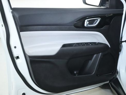Used 2025 Jeep Compass Limited AWD/4WD image 15