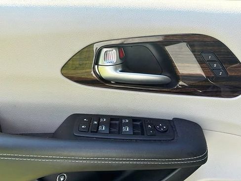 Used 2023 Chrysler Pacifica Limited FWD image 14