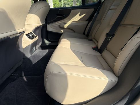 Used 2023 Lexus LS 500 w/ Accessory Package (Z2) RWD image 29