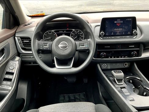 Used 2023 Nissan Rogue SV image 5