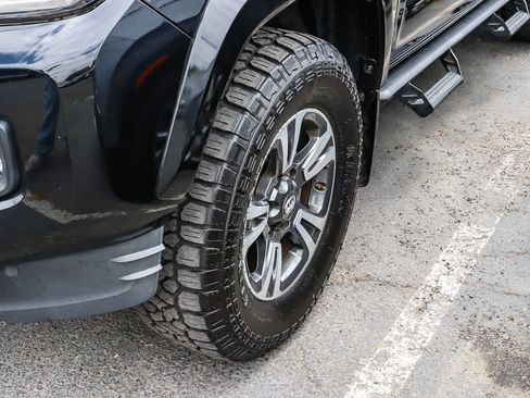 Used 2018 Toyota Tacoma TRD Sport AWD/4WD image 6