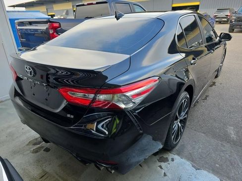 Used 2019 Toyota Camry SE image 2