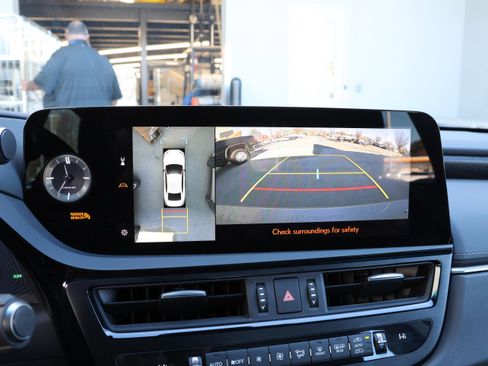 Used 2025 Lexus ES 300h w/ Luxury Package image 24