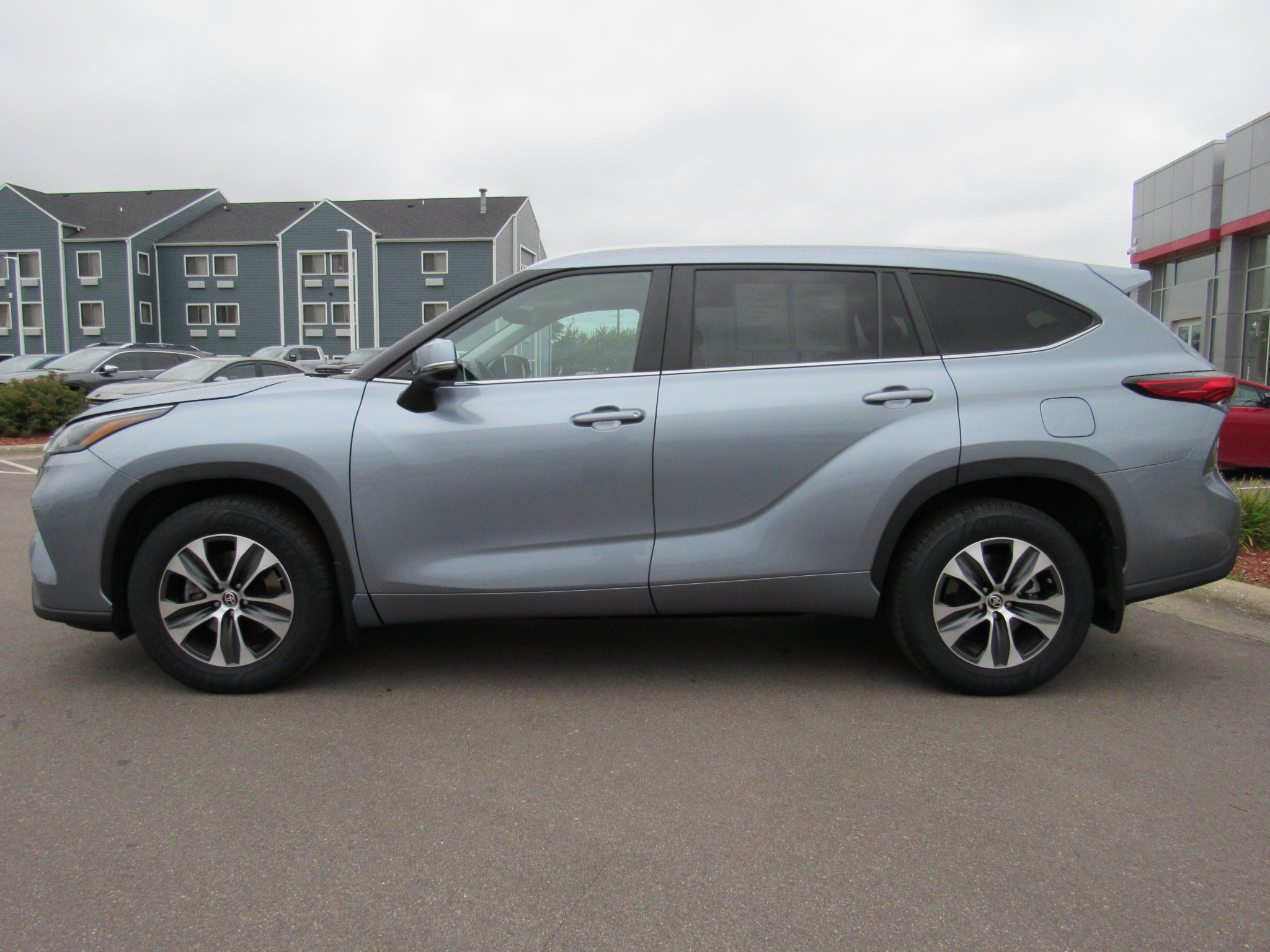 Used 2023 Toyota Highlander XLE AWD/4WD image 9