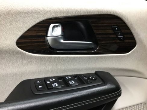 Used 2023 Chrysler Pacifica Limited image 7