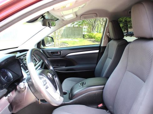 Used 2018 Toyota Highlander LE image 11