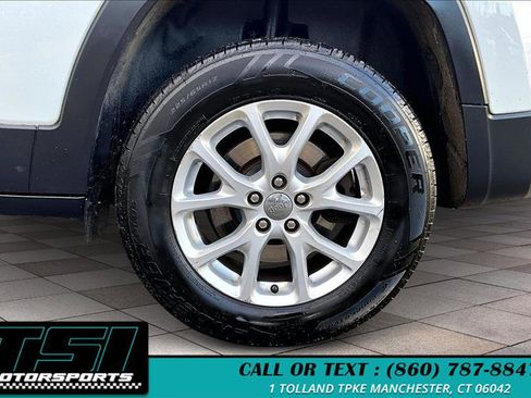 Used 2016 Jeep Cherokee Latitude w/ Cold Weather Group image 9