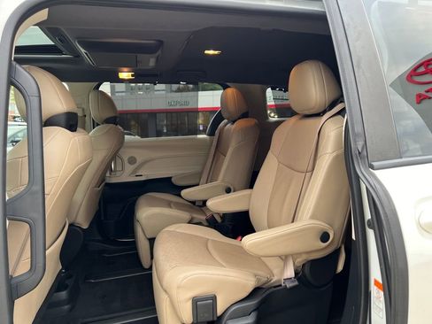 Used 2021 Toyota Sienna Limited image 27