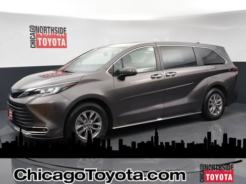 Used 2022 Toyota Sienna XLE image 1