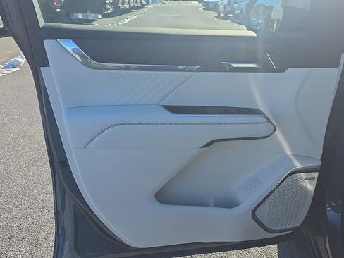 Used 2024 GMC Acadia Denali image 27