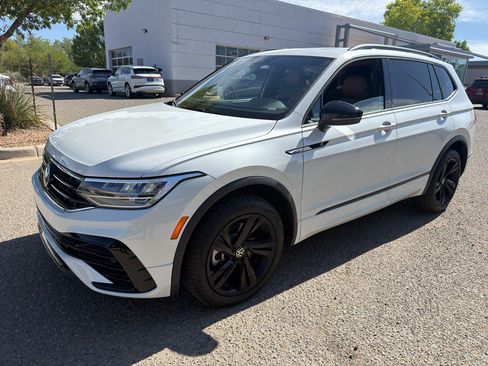 Used 2024 Volkswagen Tiguan SE R-Line w/ MDO Package, Two-Row AWD/4WD image 14