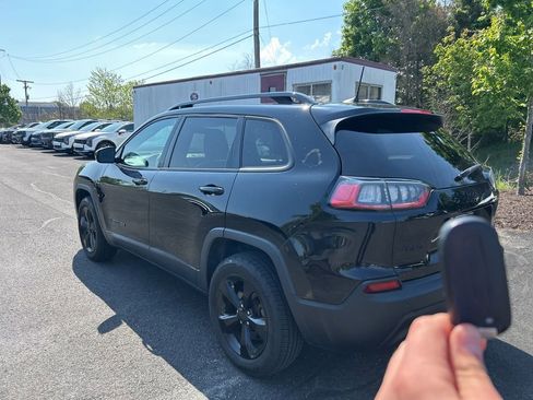 Used 2019 Jeep Cherokee Latitude Plus AWD/4WD image 5
