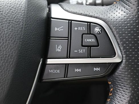 Used 2022 Toyota Sienna XLE Woodland Edition image 18