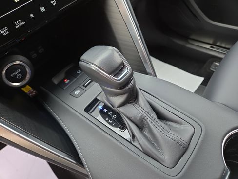 Used 2023 Toyota Venza XLE image 23